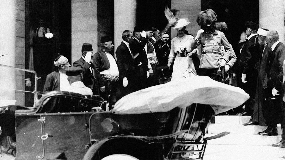 Franz Ferdinand mit seiner Frau Sophie in Sarajewo kurz vor ihrer Ermordung.