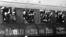 Jubelnde Soldaten bei ihrer Abreise mit dem Zug nach Frankreich.