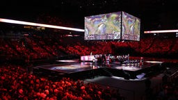 Tausende Zuschauer verfolgen in Paris das Finale des Spiels "Final League of Legends". 