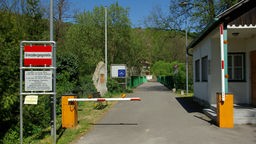 Ein menschenleeres Grenzgebäude an der Grenze zwischen Österreich und Tschechien.