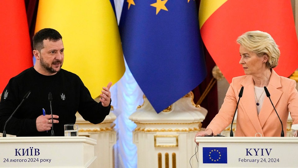 Wolodymyr Selenskyi und EU-Kommissionspräsidentin Ursula von der Leyen an Rednerpulten, dahinter EU-Flagge.