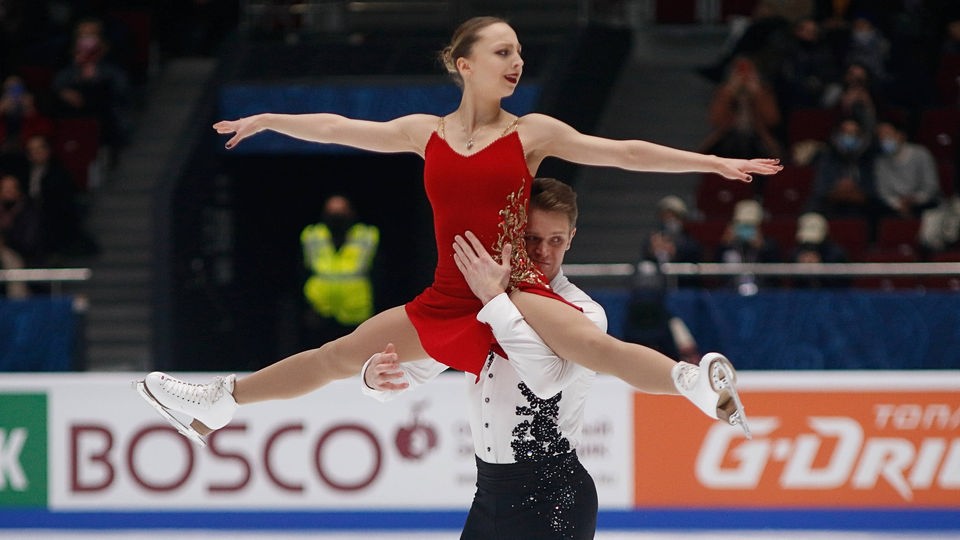 Der russische Eiskunstläufer Dmitrii Kozlovskii hebt seine Partnerin Aleksandra Boikova hoch.