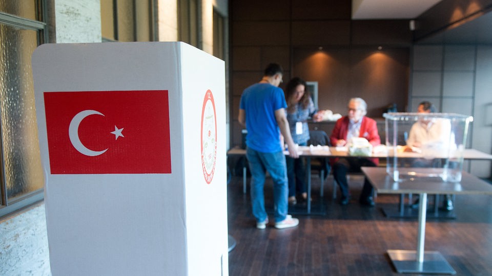 Wahlurne mit türkischer Flagge in Berliner Wahllokal.
