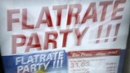Verschwommenes Plakat mit der Aufschrift 'Flatrate-Party'