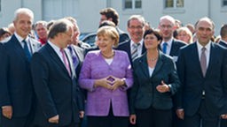 Die Bundeskanzlerin Angela Merkel mit Ministerpräsidenten der Bundesländer.