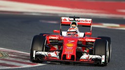 Formel-1-Wagen des Ferrari-Teams fährt durch eine Kurve. Fahrer: Kimi Raikkonen.