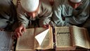 Zwei Koranschüler lesen im Koran.
