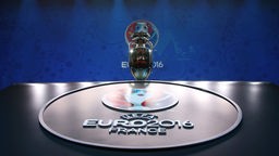 Präsentation des EM-Pokals vor dem offiziellen Logo der EM 2016.