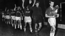 Russische Nationalmannschaft mit EM-Pokal im Jahr 1960.