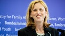 Bundesfamilienministerin Karin Prien lacht in die Kamera.