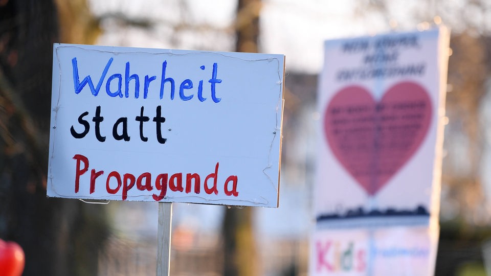 Plakat auf einer Demonstration mit der Aufschrift "Wahrheit statt Propaganda".