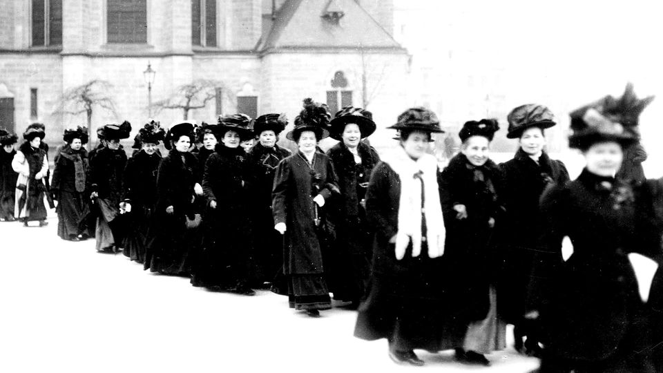 Frauen demonstrieren 1911 für das Frauenwahlrecht.