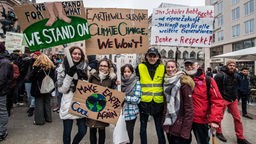 Schülerinnen und Lehrer gemeinsam auf einer Demonstration für Klimaschutz.