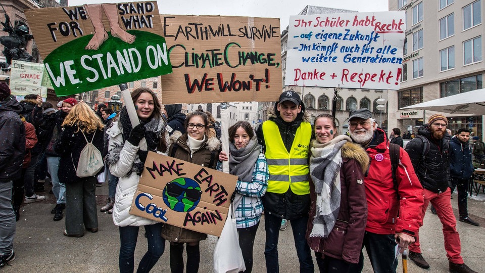 Schülerinnen und Lehrer gemeinsam auf einer Demonstration für Klimaschutz.