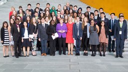 Bundeskanzlerin Angela Merkel und Bundesfamilienministerin Manuela Schwesig mit Teilnehmern des Internationalen Jugendgipfels.