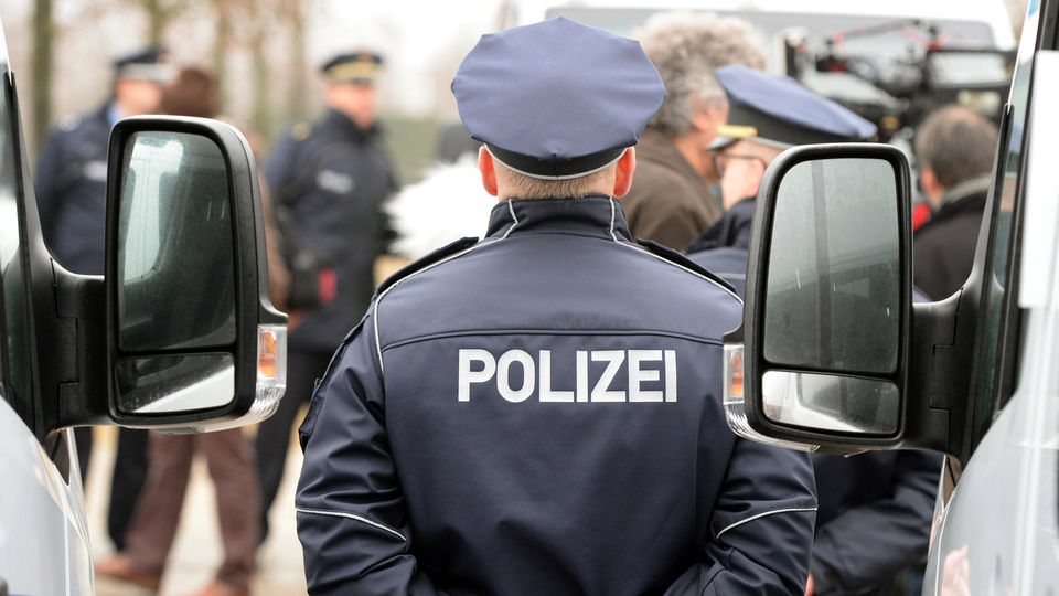 Vier Polizisten vor dem Brandenburgertor