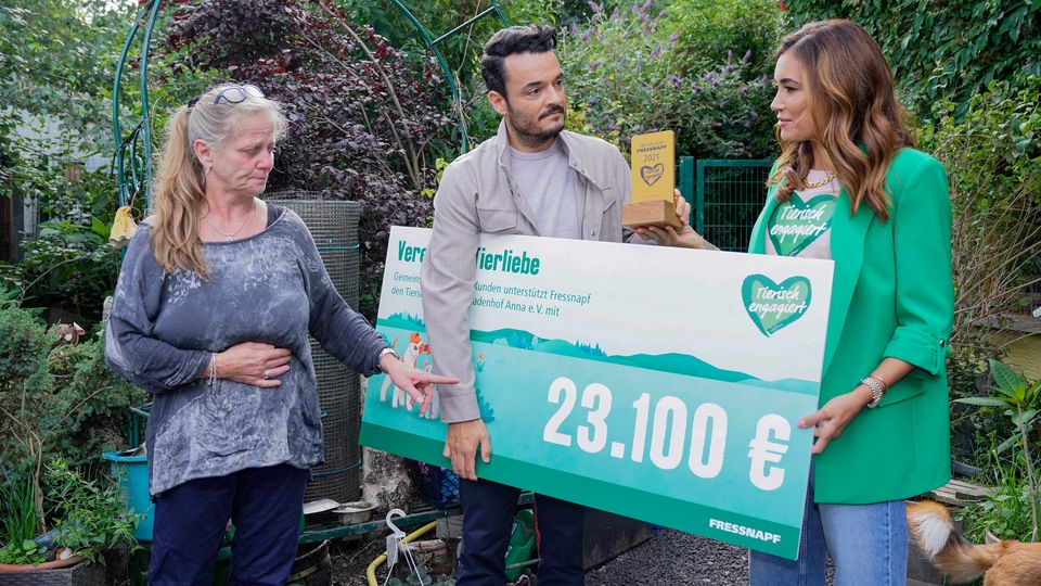 Giovanni und Jana Ina Zarrella überreichen der Leiterin eines Gnadenhofes einen Scheck über 23.100 Euro.