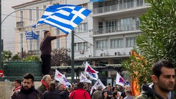 Demonstranten mit griechischer Fahne.