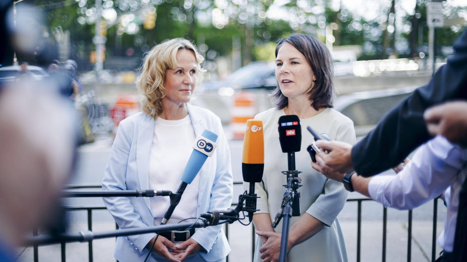 Die Bundesministerinnen Annalena Baerbock und Steffi Lemke stehen bei Statement nebeneinander.