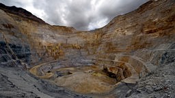 Blick in den Steinbruch der Goldmine Yanacocha in Peru. 