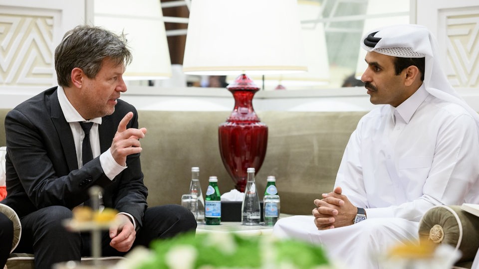 Robert Habeck, Bundesminister für Wirtschaft und Klimaschutz spricht mit dem katarischen Energieminister Saad Scharida al-Kaabi.