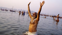 Badende Pilger im Ganges