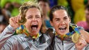 Die Beach-Volleyballerinnen Laura Ludwig und Kira Walkenhorst jubeln nach dem Gewinn ihrer Goldmedaille 2016.