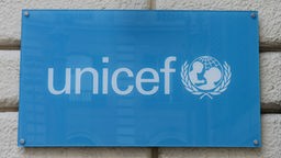 UNICEF-Logo an Hauswand.