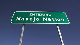 Hinweisschild mit der Aufschrift "Entering Navajo Nation" in Arizona/USA.