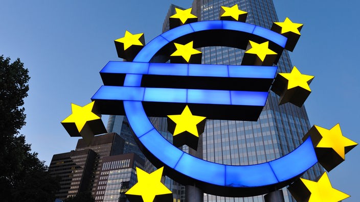 Die Euro-Skulptur in Frankfurt am Main vor der Zentrale der Europäischen Zentralbank.