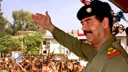 Der ehemalige irakische Präsident Saddam Hussein winkt jubelnden Anhängern zu.