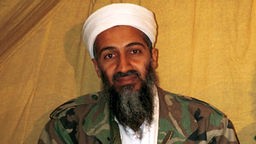 Der Führer der Al-Quaida, Osama Bin Laden, während einer Pressekonferenz.