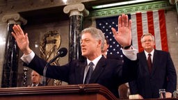 Präsident Bill Clinton bei einer Rede im Repräsentantenhaus 1999.