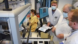 Im Molekularbiologischen Institut für Virologie in Leipzig besprechen sich Experten.