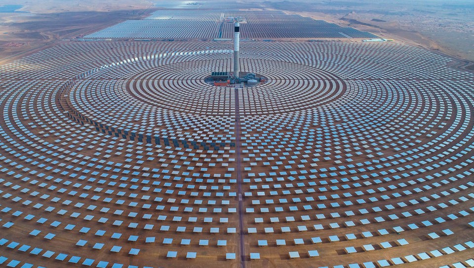 Teile des Solar-Kraftwerks in Ouarzazate, Marokko, von oben.