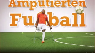Amputierter Fußballer mit Krücken schießt Ball, dahinter Schriftzug 'Amputierten Fußball'.