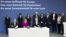 Olaf Scholz, Angela Merkel und Horst Seehofer unterschreiben den Koalitionsvertrag
