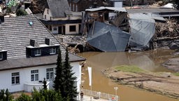 Zerstörte Häuser und Treibgut in der Ortschaft Rech im Ahrtal nach der Flut.
