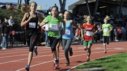 Schülerinnen bei Lauf.