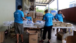 Unicef-Mitarbeiter packen Hilfspakete.