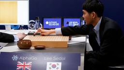 Der Koreanische Großmeister im Brettspiel 'Go', Lee Sedol, spielt gegen eine künstliche Intelligenz (AlphaGo).