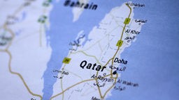 Kartenausschnitt zeigt Katar, englische Schreibweise Qatar.