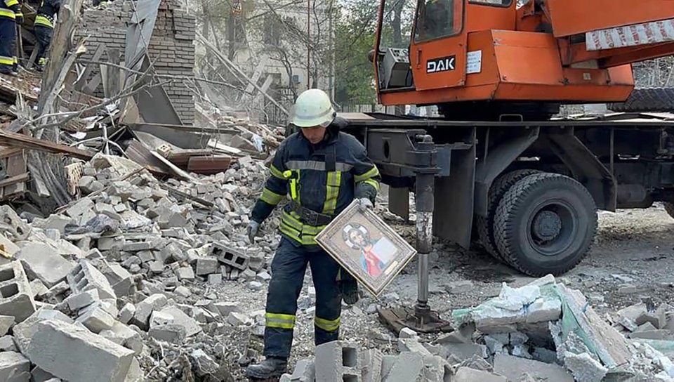 Rettungskräfte am Einsatzort eines eingestürzten Wohnhauses in der Ukraine.