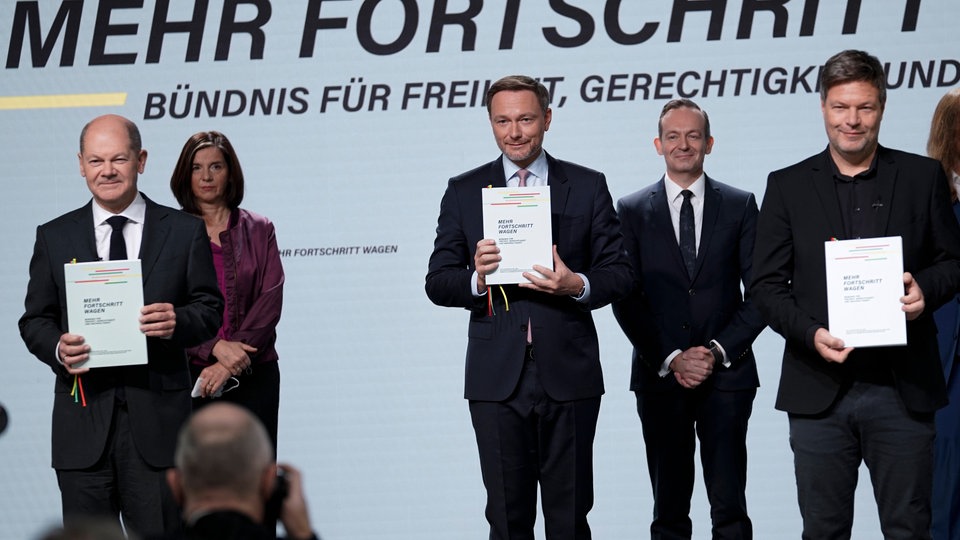 Pressekonferenz: Olaf Scholz, Robert Habeck und Christian Lindner halten den Koalitionsvertrag.