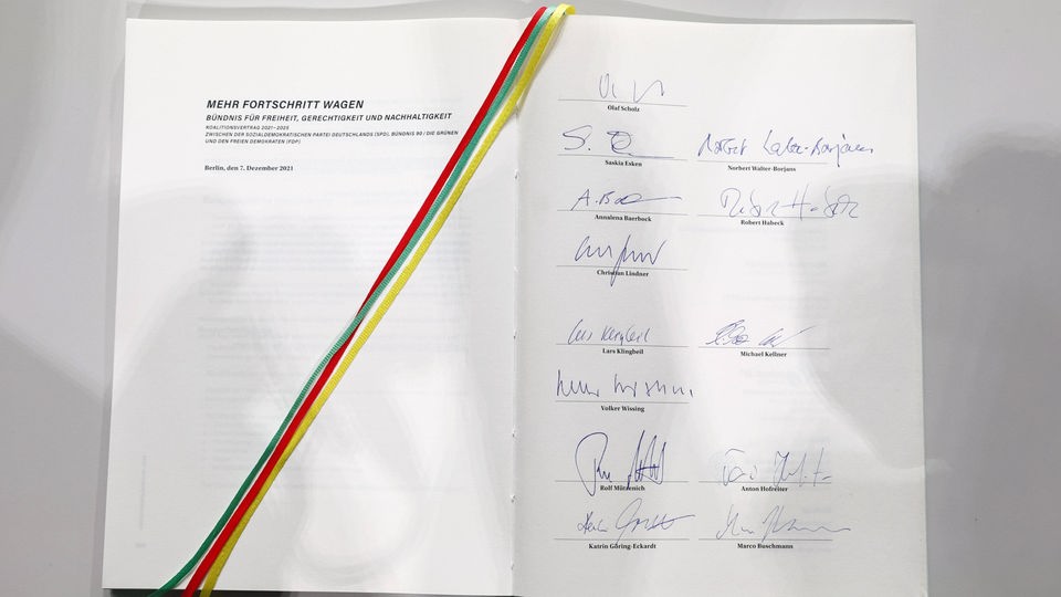 Unterschriften auf Koalitionsvertrag von 2021.