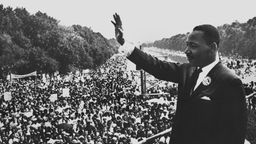 Martin Luther King steht vor riesiger Menschenmenge