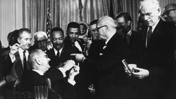 Präsident Johnson, Martin Luther King und andere bei der Unterzeichnung des 'Civil rights act'