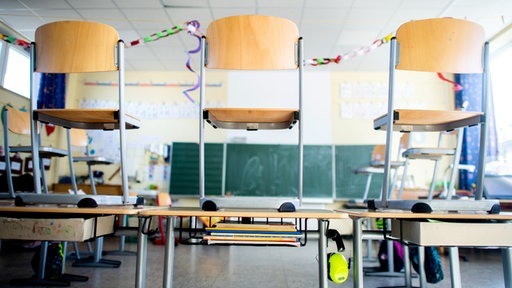 Stühle stehen auf den Tischen in einem Unterrichtsraum einer Grundschule.