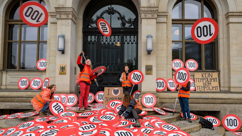 Protestaktion der Letzten Generation für Tempo 100 vor dem Bundesverkehrsministerium.