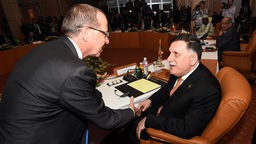 Der UN-Gesandte Martin Kobler schüttelt die Hand des libyschen Politikers Fayez al-Sarraj.